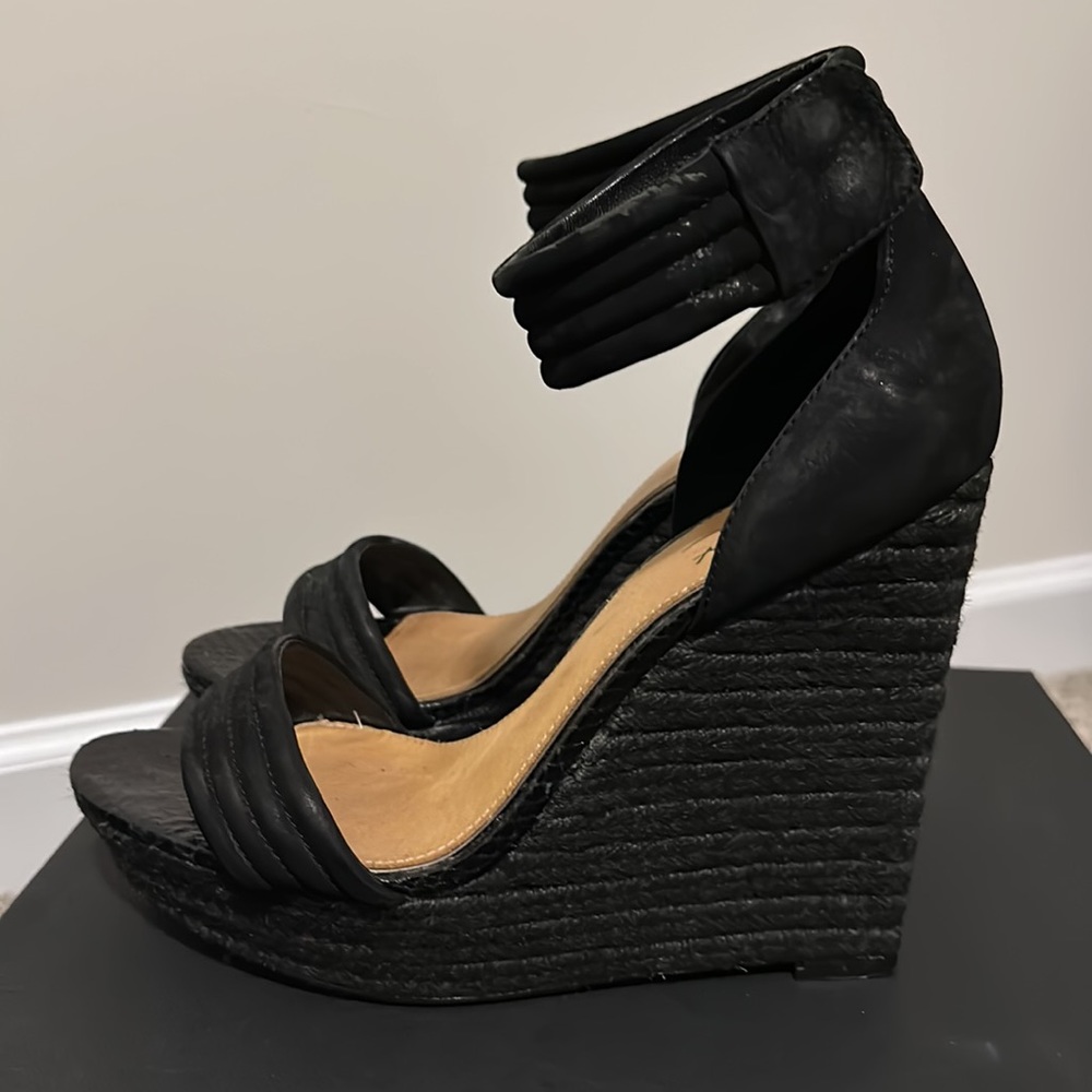 Sandles - Picture 2 of 6